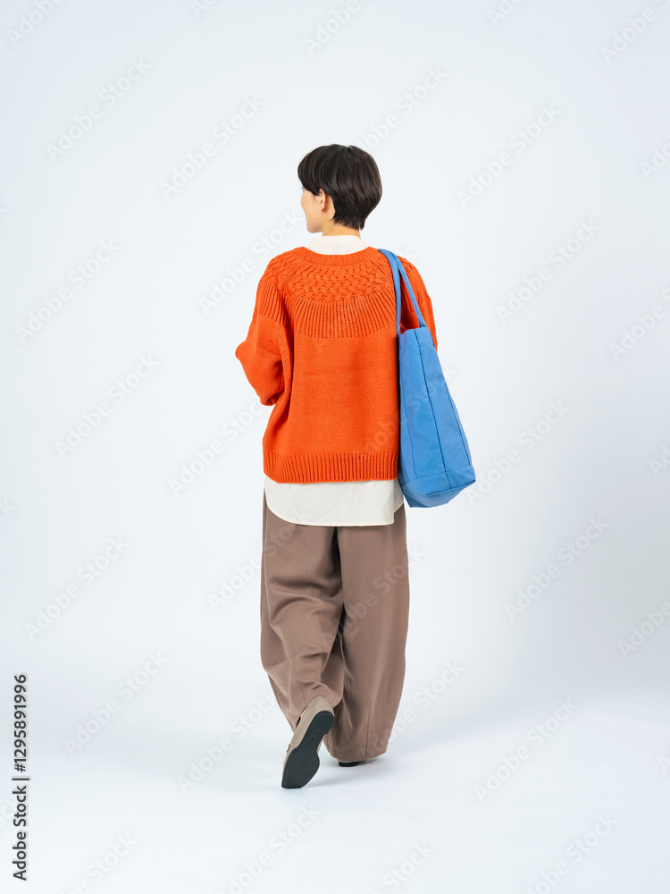 Aufkleber 女性、歩く、後ろ姿、日本人、全身、歩行者、背中、観光、旅行、見学、主婦、ママ、ミドルエイジ、買い物、ショッピング、後ろ向き、30代、40代、ファッション、おしゃれ、見上げる、見る、トートバッグ、お出かけ、散歩、外出、観客、観覧、展示、秋冬、アパレル、観光客、ライフスタイル、建築パース、添景素材、カラフル、ショートヘア、ニット、かわいい、キレイめ、見物、写真、広告、切り抜き、白バック、コピースペース