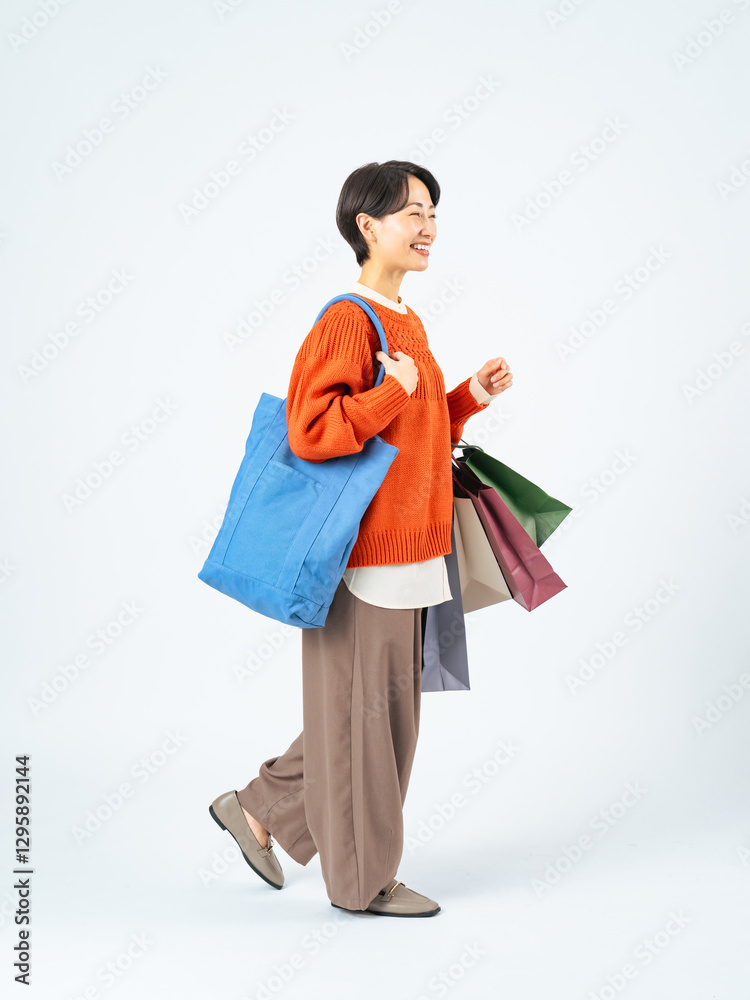 Aufkleber ショッピング、買い物、女性、セール、日本人、全身、歩く、歩行者、バーゲン、安売り、特売、ショッピングバッグ、紙袋、トートバッグ、お土産、お出かけ、観光、旅行、観光客、喜ぶ、嬉しい、楽しい、ラッキー、チャンス、プレゼント、キャンペーン、キャッシュバック、ポイント、クーポン、アウトレット、タイムセール、ブラックフライデー、サイバーマンデー、売り尽くし、爆買い、インバウンド、お得、消費者、笑顔、カジュア