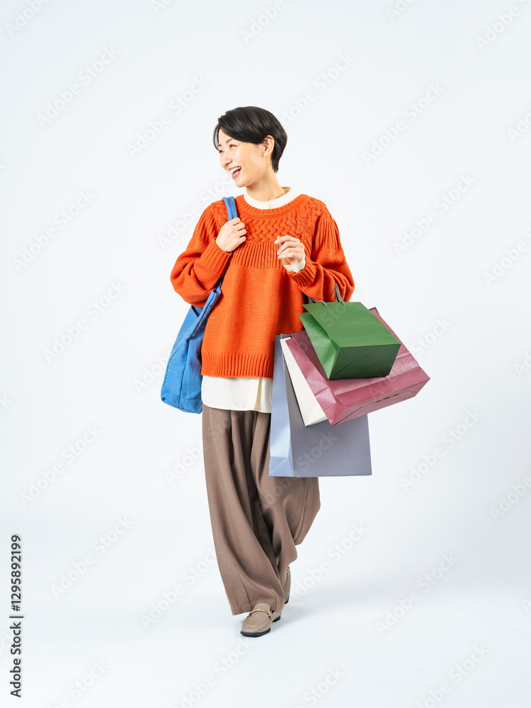 Aufkleber ショッピング、買い物、女性、セール、日本人、全身、歩く、歩行者、バーゲン、安売り、特売、ショッピングバッグ、紙袋、トートバッグ、お土産、お出かけ、観光、旅行、観光客、喜ぶ、嬉しい、楽しい、ラッキー、チャンス、プレゼント、キャンペーン、キャッシュバック、ポイント、クーポン、アウトレット、タイムセール、ブラックフライデー、サイバーマンデー、売り尽くし、爆買い、インバウンド、お得、消費者、笑顔、カジュア