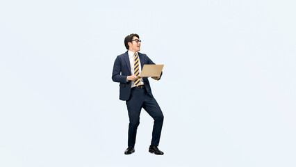 ビジネスマン、ノートパソコン、ビジネス、男性、全身、ダンス、踊る、ビジネスパーソン、PC、仕事、DX、経理、事務、簿記、クラウド、ソフトウェア、アプリ、システム、エンジニア、SE、切り抜き、コピースペース、ノリノリ、嬉しい、喜ぶ、元気、ハッピー、スーツ、メール、日本人、転職、検索、web、オンライン、インターネット、ステップアップ、スキルアップ、成長、開発、人材、テクノロジー、眼鏡、ERP、AI、