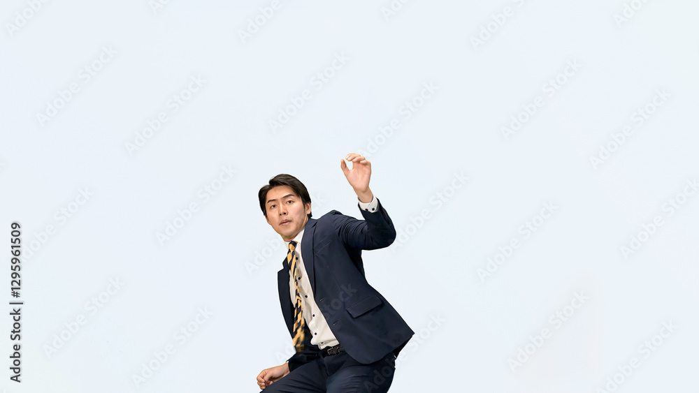 Fototapete ビジネスマン、ダンス、男性、ビジネス、人物、踊る、サラリーマン、ダンサー、ビジネスパーソン、スーツ、切り抜き、通勤、パフォーマンス、楽しい、嬉しい、喜ぶ、サクセス、成功、達成、ハッピー、ウキウキ、ノリノリ、仕事、転職、就職、人材、日本人、アクション、アクティブ、躍動感、元気、採用、アピール、チャレンジ、挑戦、ディスコ、クラブ、音楽、リズム、振り付け、会社員、滑る、ずっこける、ズッコケ、クール、ネク