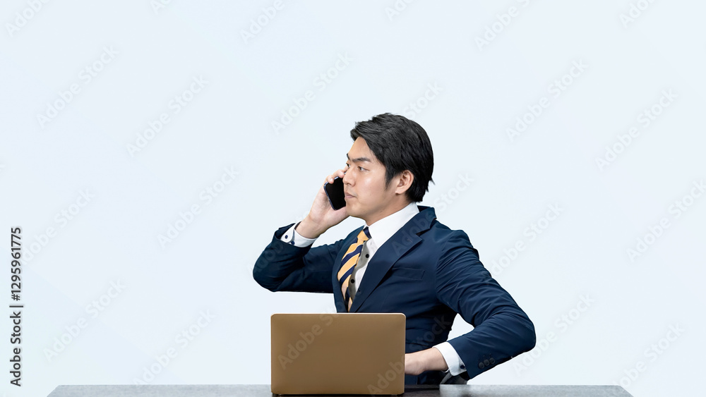 Leinwandbilder ビジネス、ビジネスマン、通話、男性、ビジネスパーソン、スマホ、ノートパソコン、デスクトップ、オフィス、日本人、仕事、DX、PC、スマートフォン、デスクワーク、営業、職場、デスク、忙しい、サラリーマン、会社員、スーツ、経営、デジタル、ツール、エンジニア、システム、ERP、人材、ネット、事務、サポート、働く、会社、企業、シリアス、相談、打ち合わせ、問い合わせ、アクション、アクティブ、元気、切り抜き、コ