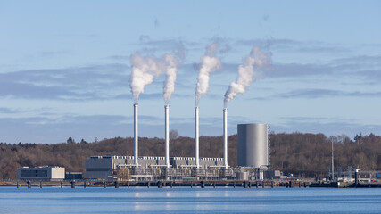 Kiel, Schleswig-Holstein / Deutschland - Feb 18, 2025: Panorama mit dem Küstenkraftwerk Kiel. Das Kraftwerk versorgt die Kieler Haushalte mit Fernwärme.