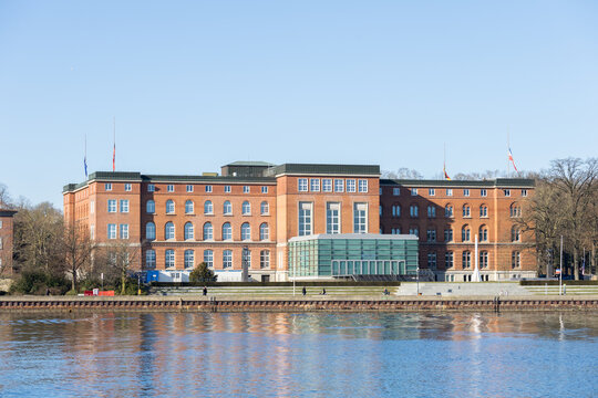 Kiel, Schleswig-Holstein / Deutschland - Feb 18, 2025: Landtag Schleswig Holstein mit Ostsee im Vordergrund