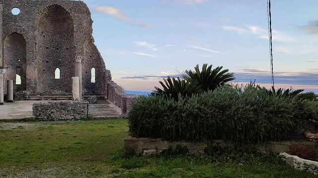 Pontone - Ruderi della Basilica di Sant'Eustachio dall'entrata