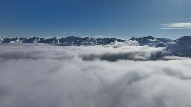 Gipfel &uuml;ber den Wolken
