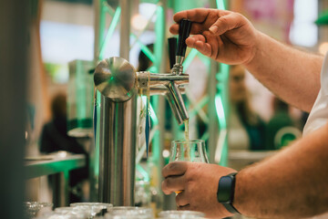 Bier wird am Tresen gezapft