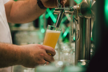 Bier wird am Tresen gezapft