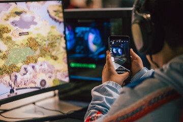 Jugendlicher sitz am PC und spielt Computerspiele