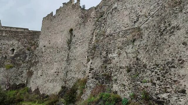 Salerno - Panoramica del Castello di Arechi dal ponte di accesso