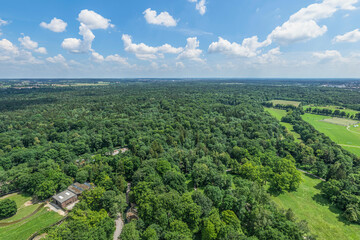 Ausblick auf die gr&uuml;ne Lunge Augsburgs, den Stadtwald, Zoo, Botschanischer Garten und Sportanlage S&uuml;d
