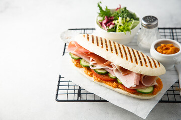 Grilled sandwich with prosciutto and vegetables