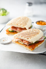 Grilled sandwich with prosciutto and vegetables