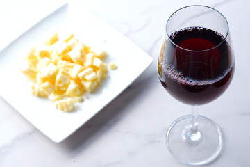 赤ワインのグラスとゴーダチーズ
