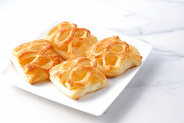 りんご煮をたっぷり使ったおいしそうなリンゴのデニッシュ
