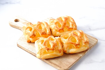 りんご煮をたっぷり使ったおいしそうなリンゴのデニッシュ
