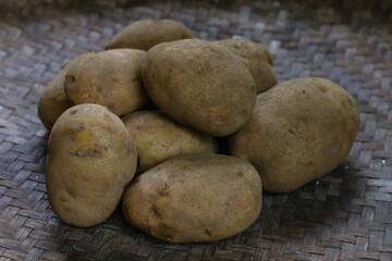 Fototapeta premium close up photo of potatoes on bamboo mat