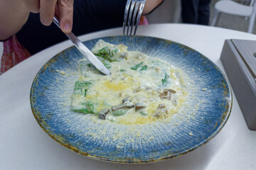 Ravioli stuffed with spinach, mozzarella and ricotta with mushroom sauce