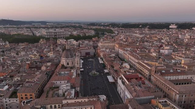 Vista aerea di piazza Navona e dei monumenti del centro di Roma, Italia.
Panoramica aerea su piazza Navona e sui principali e iconici monumenti di Roma.