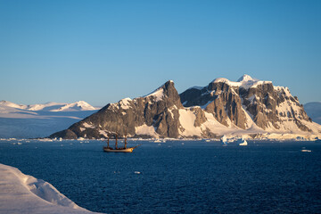 hip in the Southern Ocean. Antarctica. Tourism and science © Oleksandr Matsibura