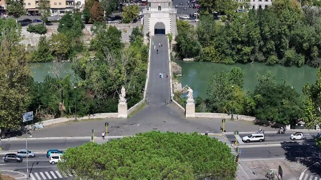 Vista aerea di Ponte Milvio sul fiume Tevere a Roma, Italia. 
Emozionante ripresa aerea del Tevere e del famoso Ponte Milvio.