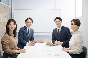 複数の男女のビジネスマンのミーティングの様子　カメラ目線の正面