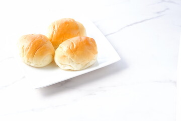 焼きたてで熱々のバターロールが用意された朝食のテーブル
