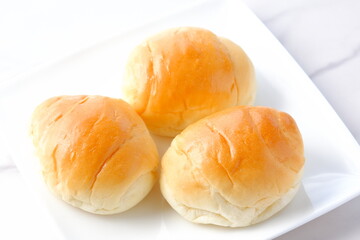 焼きたてで熱々のバターロールが用意された朝食のテーブル
