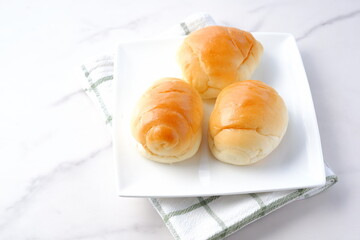 焼きたてで熱々のバターロールが用意された朝食のテーブル
