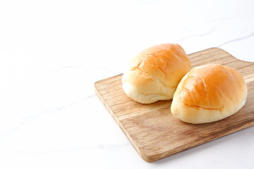 焼きたてで熱々のバターロールが用意された朝食のテーブル
