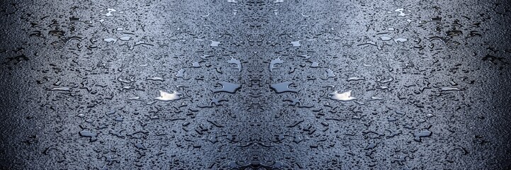 Des petites flaques d'eau sur le bitume, avec effet symétrique