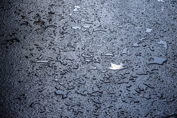Des petites flaques d'eau sur le bitume 