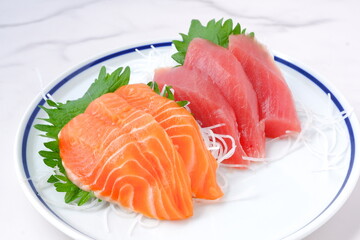 新鮮なお刺身の二種盛り（まぐろとサーモン）
