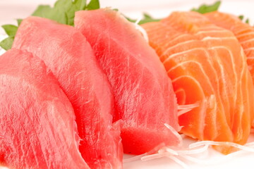 新鮮なお刺身の二種盛り（まぐろとサーモン）
