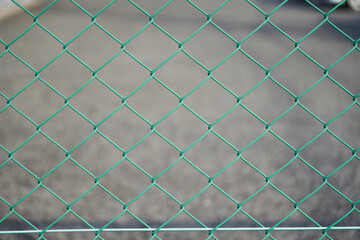 Naklejka premium 緑色の金属製のフェンス・金属素材の背景（背景テクスチャーシリーズ）