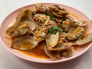 Spicy stir-fried Thai basil clams