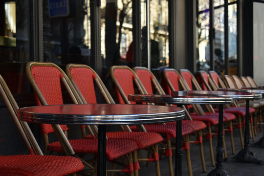 Chaises rouges sur une terrasse d'un bistrot dans la rue &agrave; Paris en France