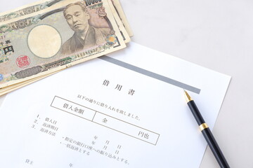 借用書を書いて、お金を借りる
