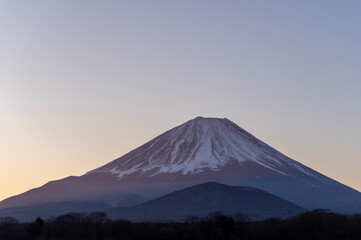 Fototapeta premium 精進湖から望む夜明けの紅富士