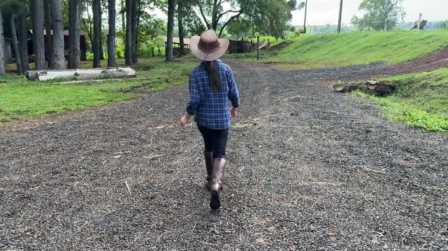 menina vaqueira usando chap&eacute;u 