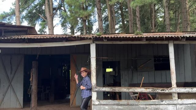 menina vaqueira usando chap&eacute;u 