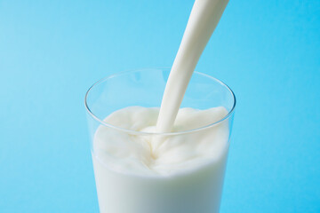グラスに注いだ新鮮な牛乳　Pouring fresh milk into a glass