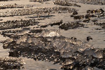 夕日に輝く山中湖の寄せ氷