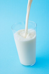 グラスに注いだ新鮮な牛乳　Pouring fresh milk into a glass