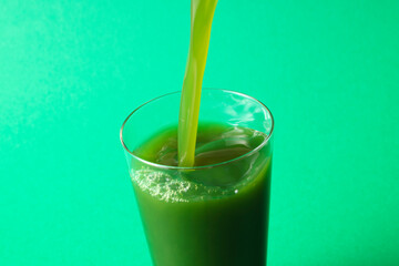 グラスに注いだ青汁　Aojiru (green juice) poured into a glass