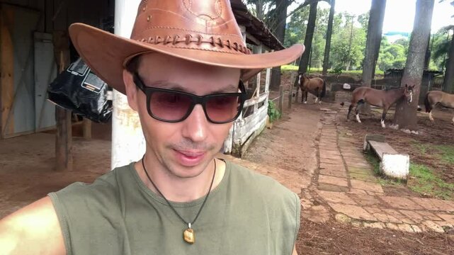 homem vaqueiro usando chap&eacute;u 