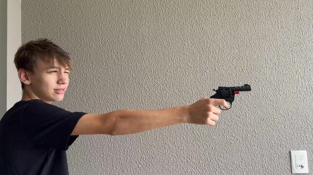 garoto dando tiros com arma 