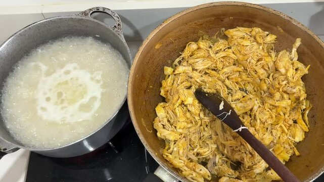 alimento frango desfiado na panela 