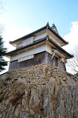 雲を背に佇む備中松山城 二重櫓