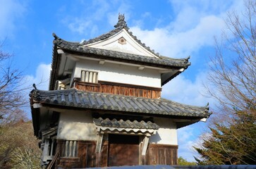 青空を背に佇む備中松山城 二重櫓